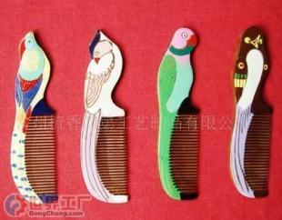 工藝木梳彩雀 批發(fā)市場(chǎng)中的特色手工彩繪促銷禮品